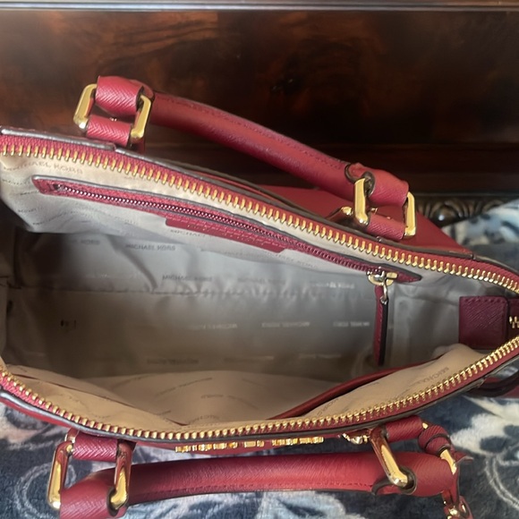 Michael Kors cross body bag in red/burgundy - Picture 2 of 3